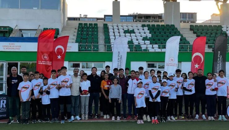 Kars’ta 100 Metre Yarışı Nefes Kesti: Gençler Sporun Coşkusunu Yaşadı