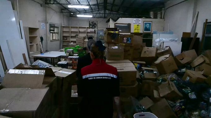 İzmir’de Tarihi Geçmiş 30 Ton Gıda Ele Geçirildi: İşletme Mühürlendi