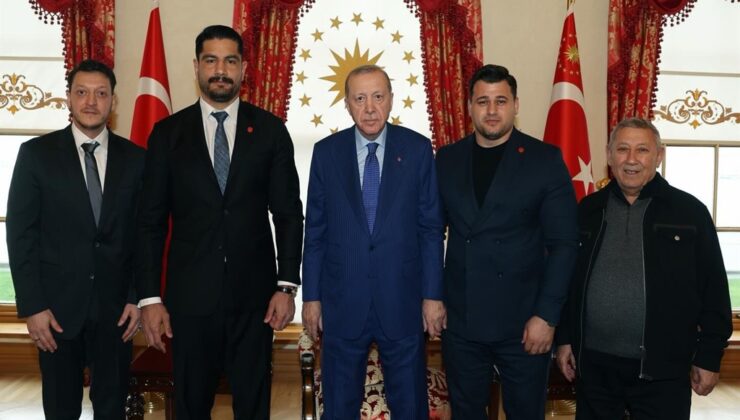 Cumhurbaşkanı Erdoğan, Güreş Federasyonu Başkanı Taha Akgül ve Şampiyon Rıza Kayaalp’i Kabul Etti