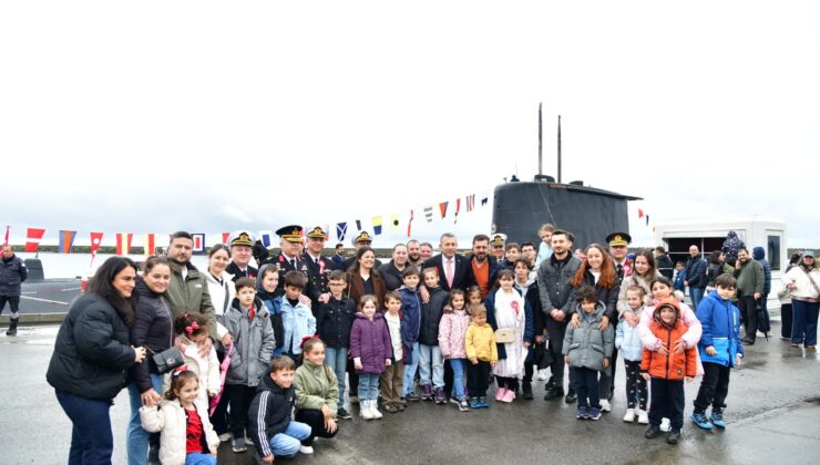 Trabzon’da 23 Nisan Coşkusu: TCG Preveze Denizaltısı Kapılarını Vatandaşlara Açtı
