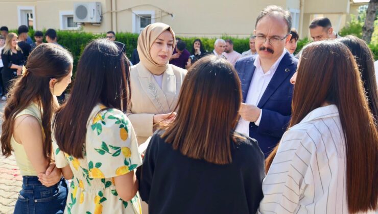 Vali Kızılkaya Bayram Namazı Sonrası Vatandaşlarla Bayramlaştı, Görev Başındaki Personeli Ziyaret Etti
